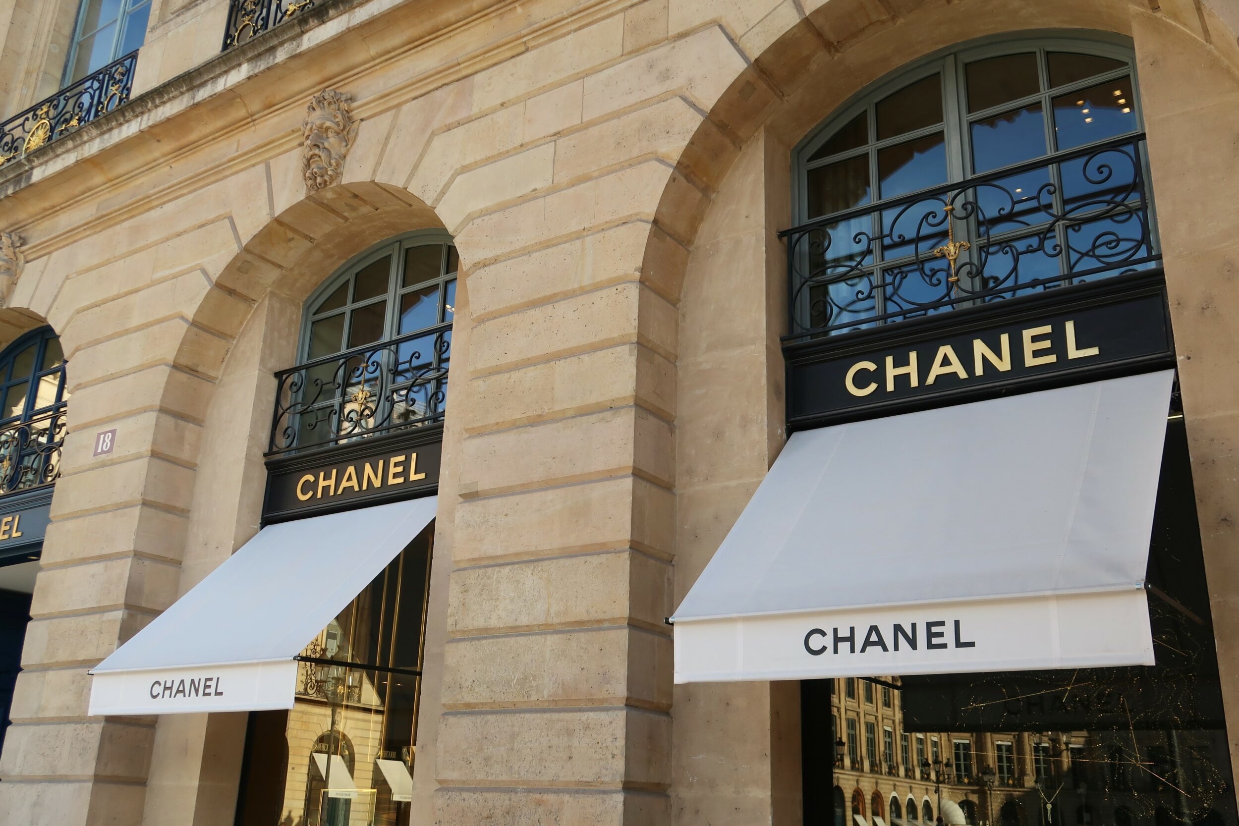 足元にラグジュアリーさを。CHANELのメンズスニーカーの魅力を